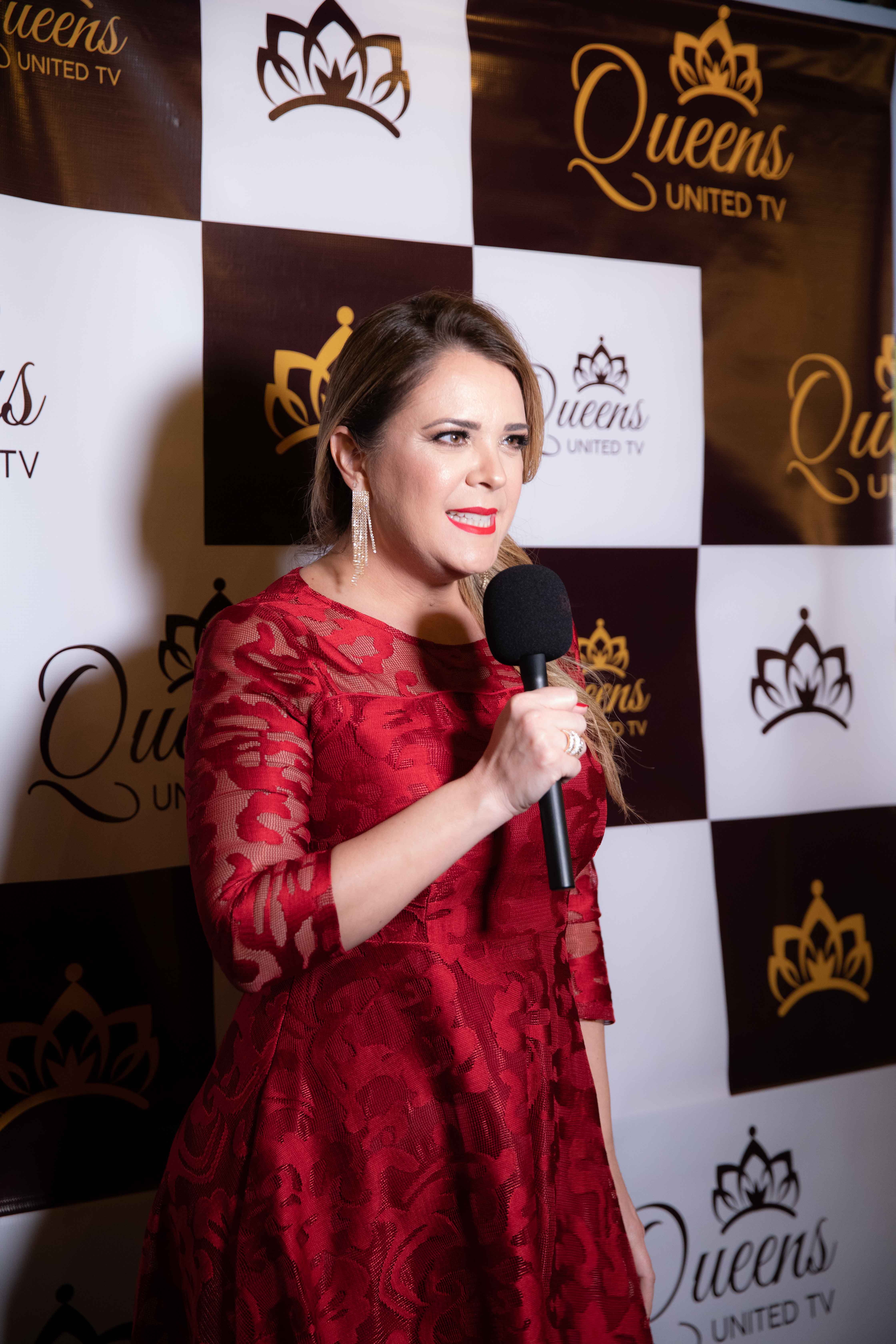 Priscila Cacicedo com microfone durante palestra