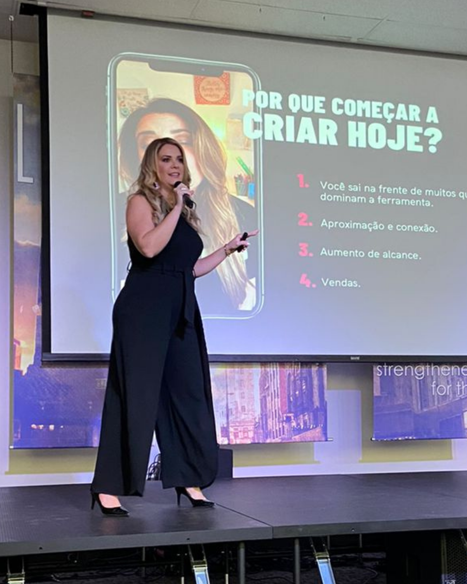Priscila Cacicedo em palestra sobre conteúdo digital