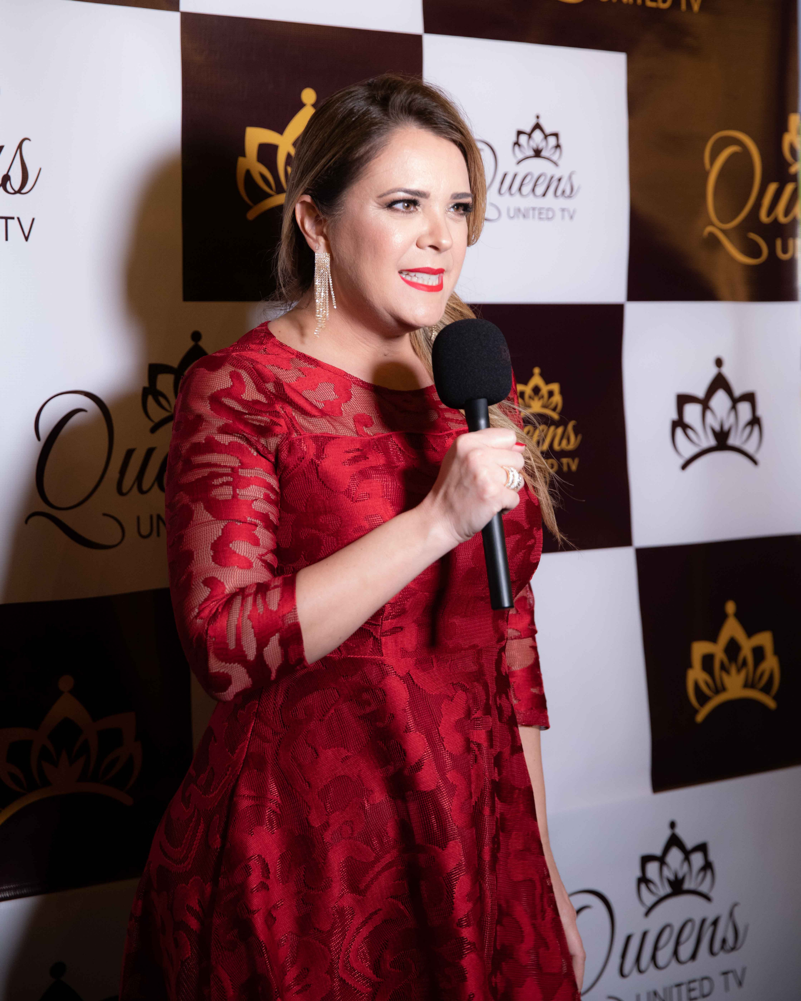 Priscila Cacicedo falando em evento da comunidade