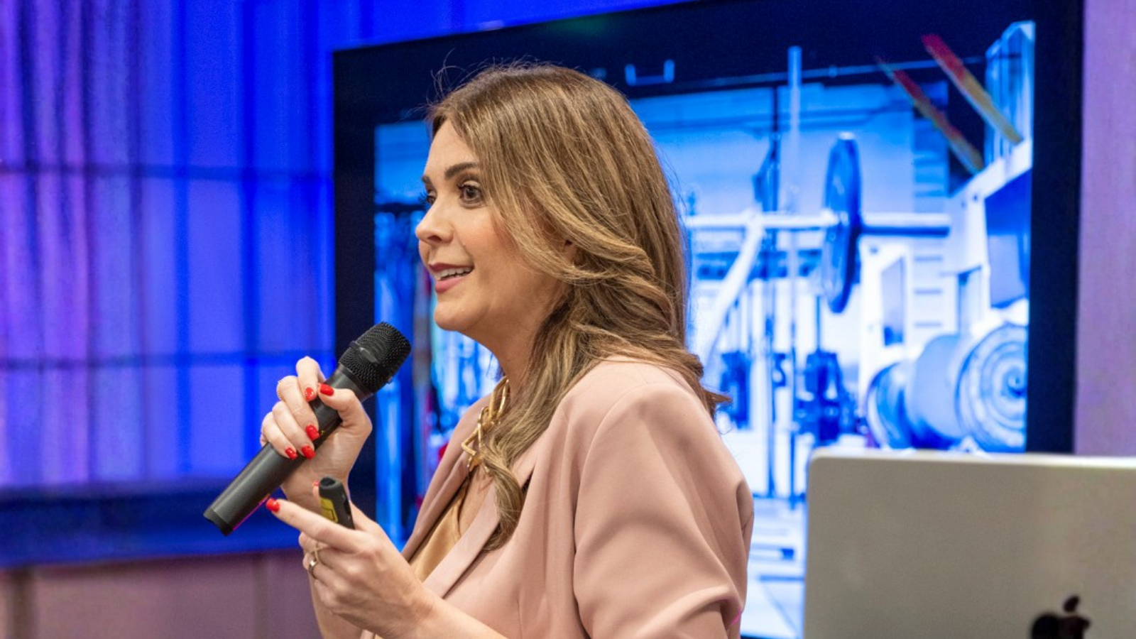 Priscila Cacicedo ministrando palestra e treinamento