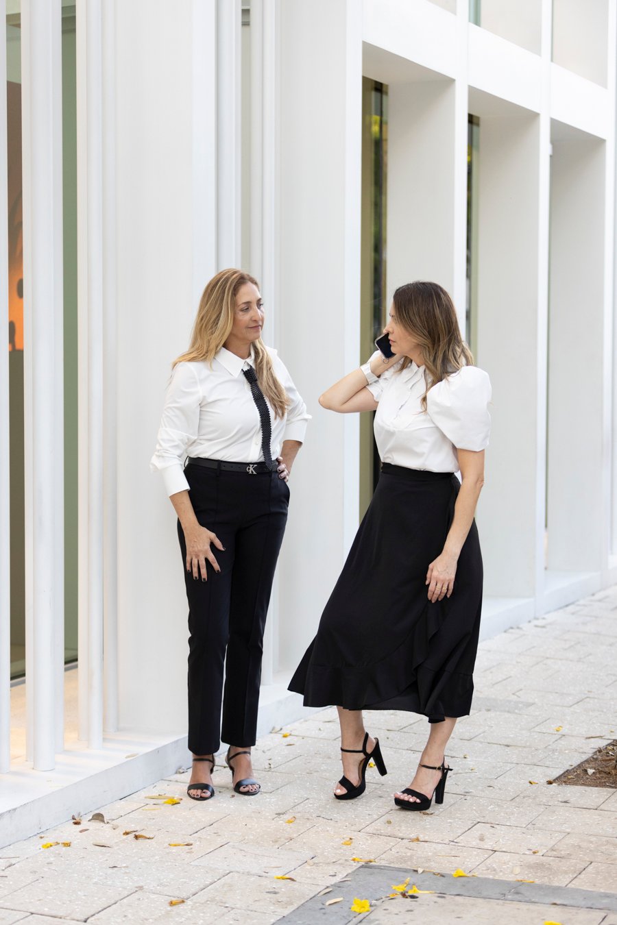 Mulheres empreendedoras durante produção de conteúdo e imagem profissional
